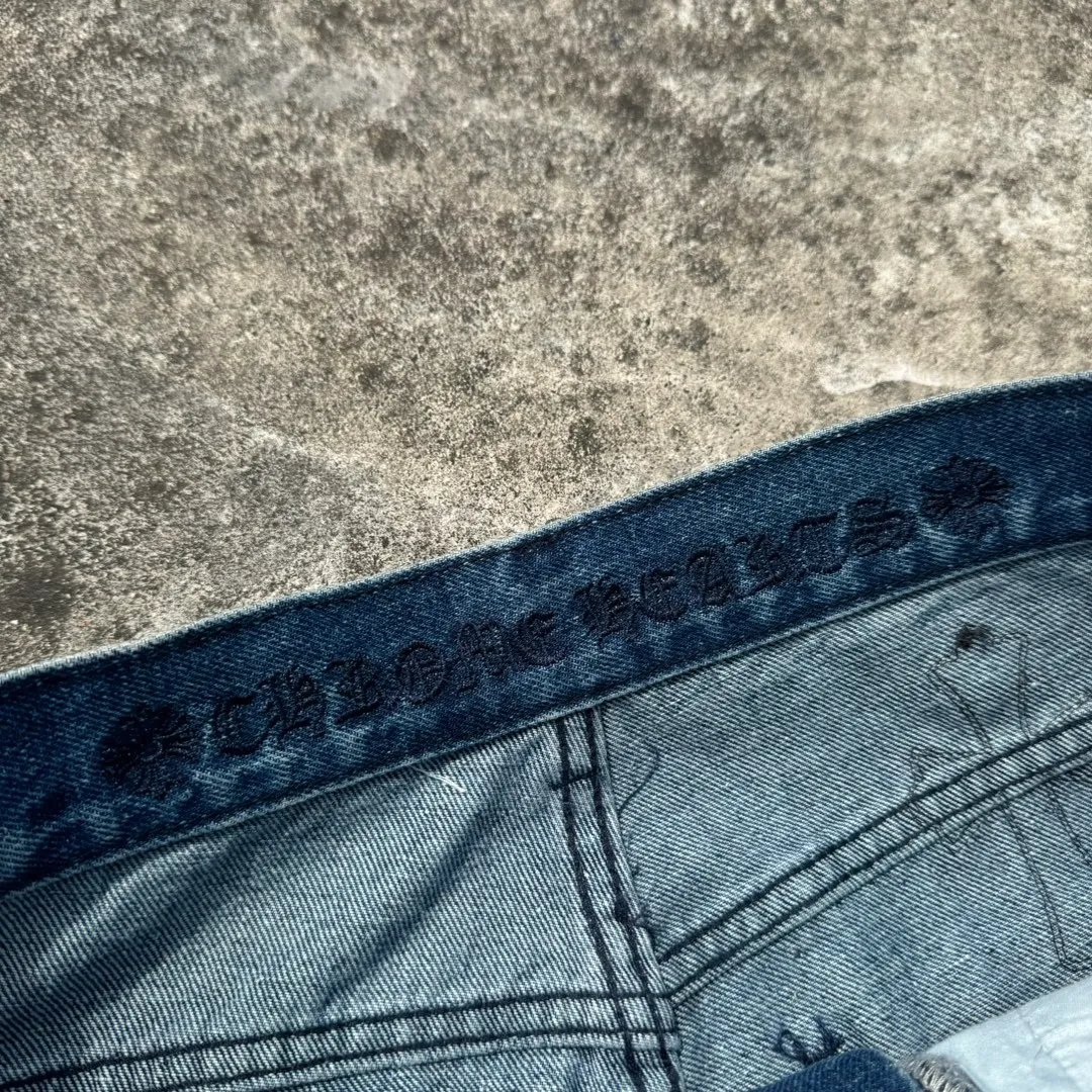 P260 model number: H638 Chrome Hearts CH Chrome Hearts 24SS vip custom-made double-knee leather flame high street cross jeans. Original purchased and patterned to truly restore the ultimate vintage texture. Special Italian cowhide print and then cut. Customized sheepskin three-layer thick line leather. The whole body is spliced in heavy water washing process. The craftsman hand-splashes ink. You can see the details. Three-dimensional cutting version. Loose and comfortable, not picky on the figure. Shows height and slimness. Seiko factory. Original factory quality control. Same style for men and women. Can be matched with couples. Versatile recommendation. Must-have jeans for all seasons. Color: blue. Size: 28, 30, 32, 34, 36 (S-xxl)